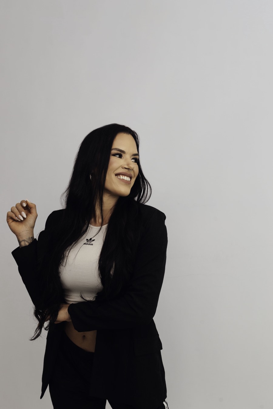 Sabine Gasparetto sorrindo, retrato de estúdio