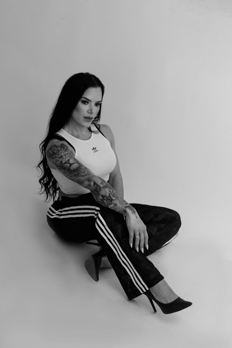 Retrato em preto e branco de Sabine Gasparetto sentada no chão